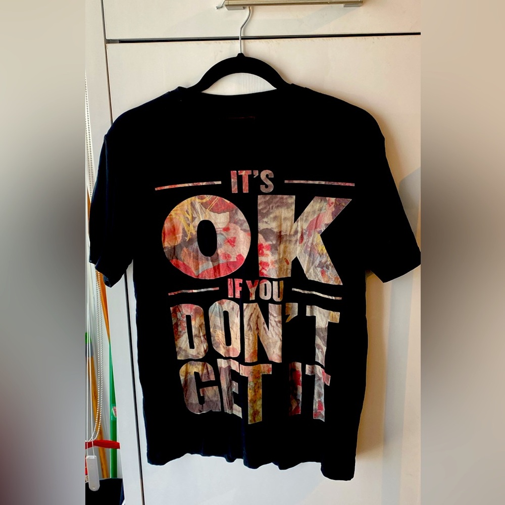 GRAPHIC TEE SHIRT BLACK SIZE MEDIUM + BONUS FREE GIFT INCLUDED